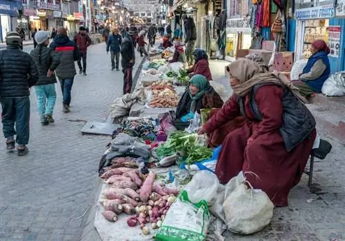Торговцы (в основном женщины) используют тротуар в Лех Ладакхе для продажи овощей и товаров ручной работы.