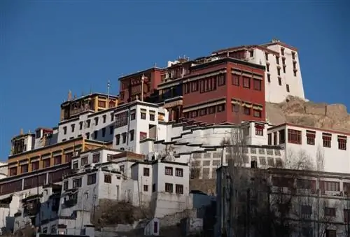 Монастырь Тикси, крупнейший в центральном Ладакхе, является домом для секты гелуг тибетского буддизма. Его двенадцать этажей каскадом спускаются вниз по склону горы.