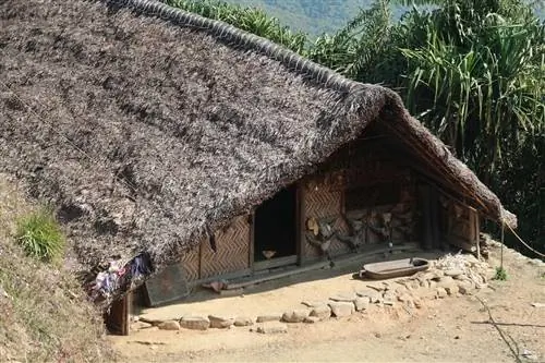 перед домом с черепами