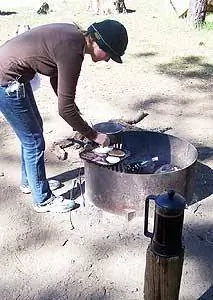 Мой городской пижон готовит завтрак из яиц, бекона из индейки и блинчиков на открытом огне. Если я могу любить это, то сможете и вы!