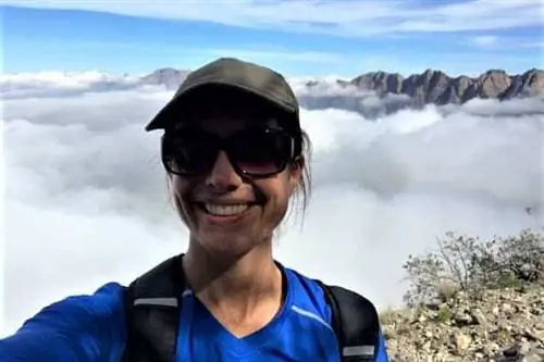 Эрин Койл плывет на вершине горы в Вакане.