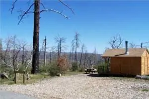Сайт Manzanita Cabin предлагает некоторые удобства для существ и жгучее напоминание о пожарах прошлой осенью.