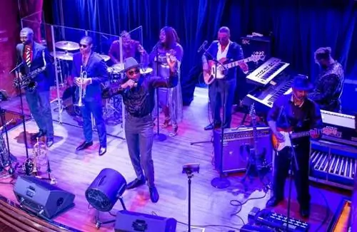 Ночные развлечения на борту Koningsdam включали All Stars B. B. King, где исполнялась смесь блюза, соула и популярных мелодий.