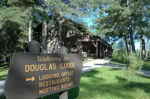 Douglas Lodge предлагает столовые и конференц-залы на озере.
