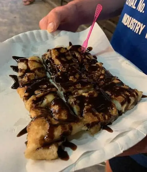 Бананово-шоколадные роти на десерт, местное фирменное блюдо.