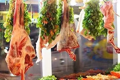 Сырая баранина ждет маринования и жарки для продажи на улице Искан.