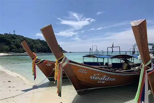 Красочные длиннохвостые лодки на живописном пляже Паттайи.