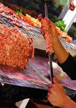 Кефта - это бараний фарш с луком и специями, который подается на большой плите, нарезанной для каждого клиента.