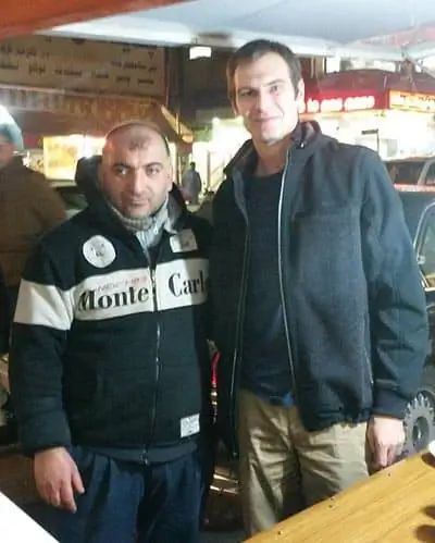Автор с Силеманом у своей тележки шалгама, который не принимает оплату в соответствии с курдскими традициями гостеприимства.