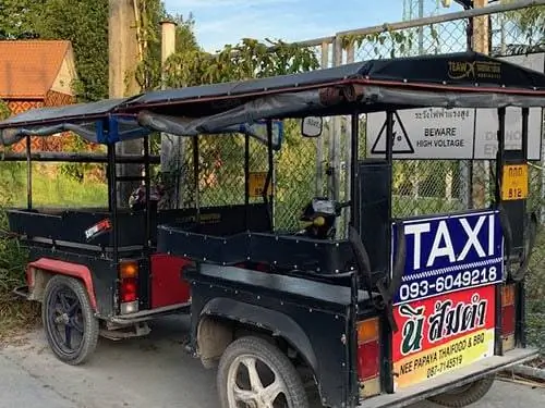 Такси, стоимостью 50 ฿, являются основным видом транспорта на Липе, если вы не любите гулять.