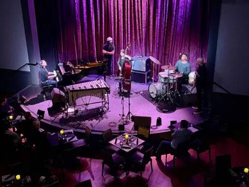 В клубе Jimmy's Jazz and Blues Club прекрасные виды, полное меню и музыка почти каждый вечер в центре Портсмута.