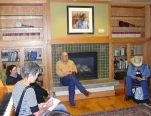 Исполнительный директор Чарли Симэн беседует с журналистами в Western Folklife Center.