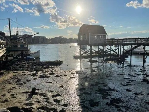 Ресторан Buoy Shack, расположенный через реку от Портсмута, в Киттери, предлагает вкусные роллы из лобстера и моллюсков на свежем воздухе.