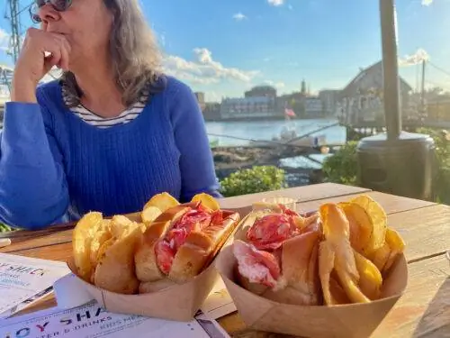 Роллы с лобстерами в Buoy Shack, недалеко от Портсмута, штат Нью-Хэмпшир.