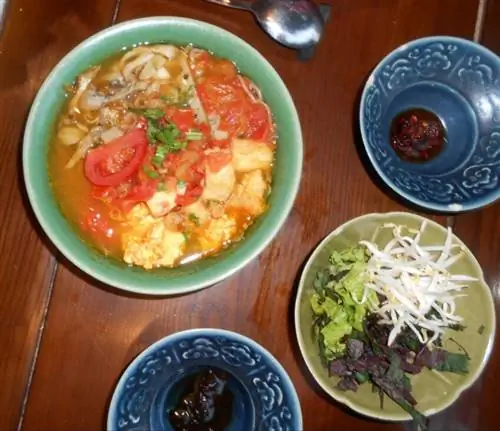 Здоровая смешанная Pho Lut (лапша из коричневого риса) в Ханое. Абхишек Талреджа фото