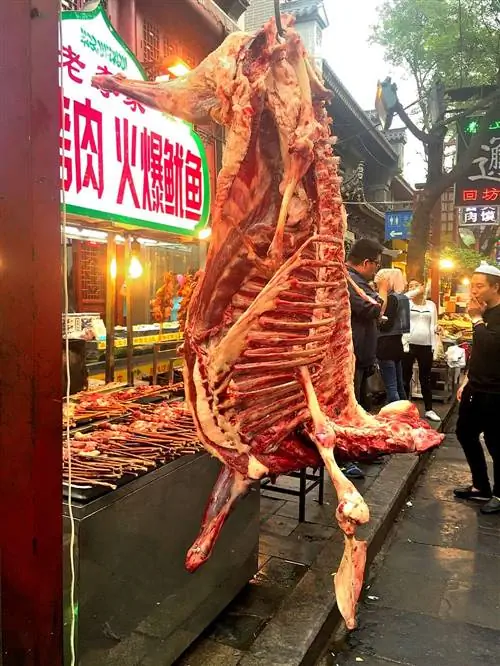Продажа мяса на ночном рынке Северных ворот в Сиане.