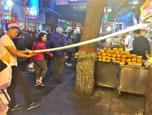 Появление лапши на ночном рынке Северных ворот в Сиане.