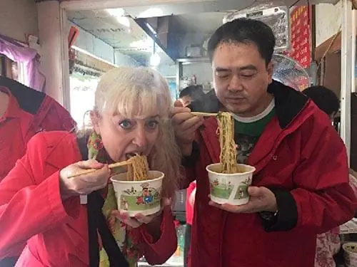Хлебать вкусную лапшу в небольшом магазине в Цзиньчжоу.