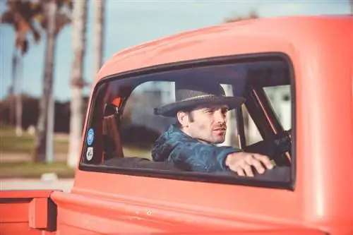 Десятая улица предлагает 62 великолепные фетровые шляпы, подобные этой.