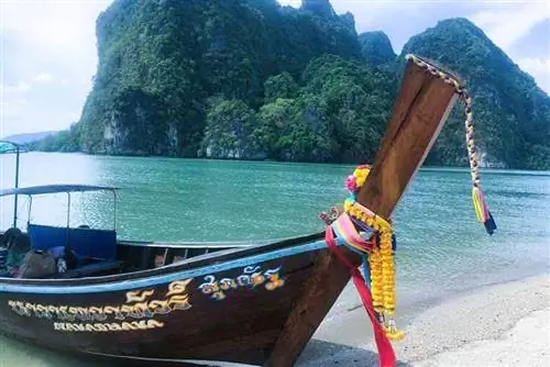 Баркас на берегу залива Ло Самах - фото Норин Компаник-j.webp