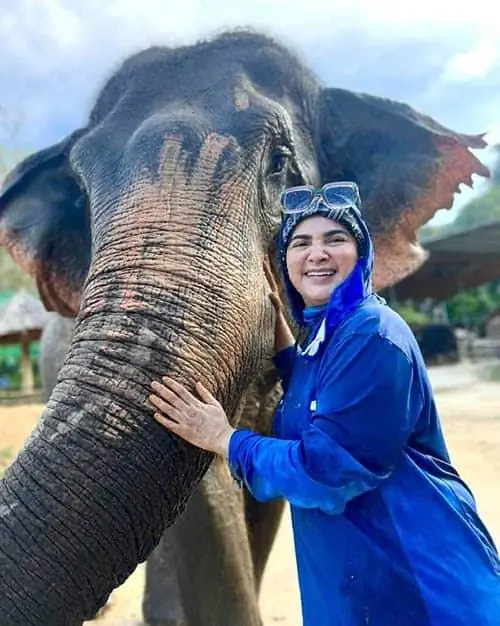 Невестка автора в парке ухода за слонами - фото Норин Компаник-j.webp