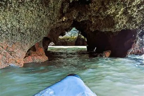 Наш каяк заходит в пещеры Палу - фото Michael Kompanik-j.webp