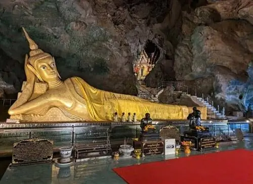 Лежащий Будда в пещере Ват Суван Куха - фото Майкла Компаника-j.webp