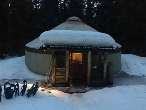 Теплое сияние юрты приветствует вас в Солитьюде.