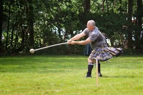 Бросание молота на Highland Games в Нью-Брансуике. На фото Хизер Синклер.
