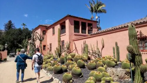 Впечатляющие сады Lotusland включают потрясающую коллекцию кактусов.