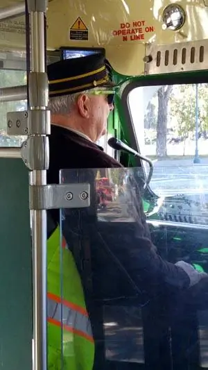 Исторический трамвай и водитель