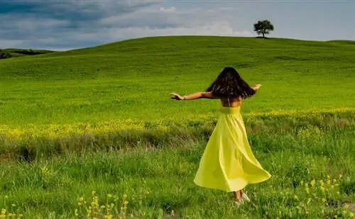 Это был счастливый случай, когда эта женщина остановилась там, где мы фотографировали, одетая в платье нужного цвета и готовая вступить в наши композиции.