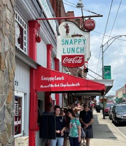 Очереди выстраиваются рано, чтобы попасть в Snappy Lunch в Mt Airy.