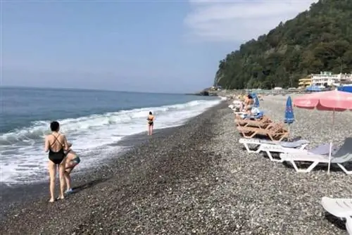 Каменистый пляж в Сарпи, Республика Грузия, на Черном море.