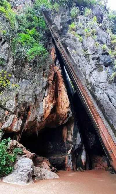 наклоняющиеся скалы