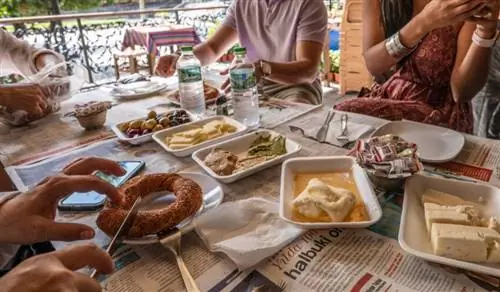 Типичный турецкий завтрак может включать сыр, мясо, оливки, пасту из фисташек и фундука, симиты (кунжутные хлебные кольца) и взбитые сливки с медом.