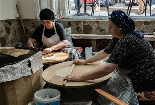 Тантуни, популярная уличная еда в Турции, начинается с утомительной работы по раскатыванию теста, добавлению мясной или овощной начинки, а затем приготовлению на гриле.