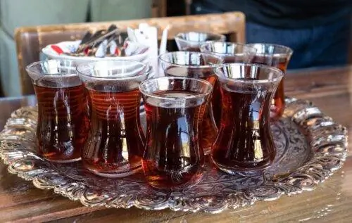 Чай в Турции обычно подают в этих изящных стаканах в форме тюльпана, которые могут быть очень горячими на ощупь.
