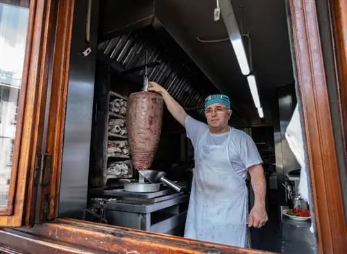 Кебаб Iskender начинается с баранины, которую отбивают, приправляют, а затем нанизывают на вертикальный вертел для гриля.