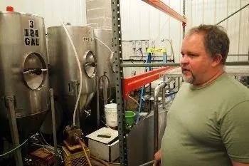 Брайан Кук из Kingdom Brewing в Ньюпорте, штат Вирджиния.