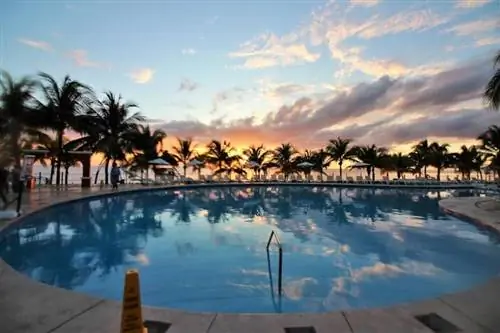 Когда солнце садится, толпы расходятся, чтобы поужинать в Beach Club в Occidental, Cozumel.