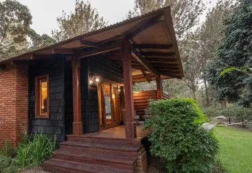 Coffee Lodge состоит из 30 плантационных домов, окруженных ухоженным ландшафтом с кофейными кустами и местными растениями.