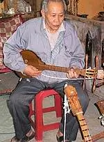 Пожилой музыкант играет в клубе Чиангмая.