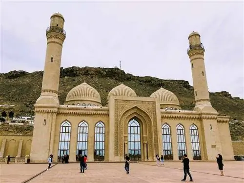 Мечеть Биби-Эйбат недалеко от Баку. Маяк шиитской исламской архитектуры.
