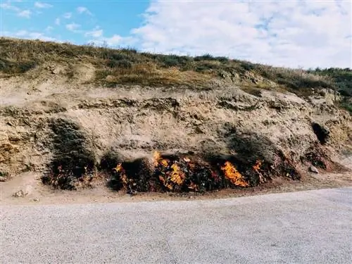 Янар Даг, Вечно горящая гора, обеспеченная богатыми подземными месторождениями природного газа. Подобные сайты породили зороастризм, первую монотеистическую религию.