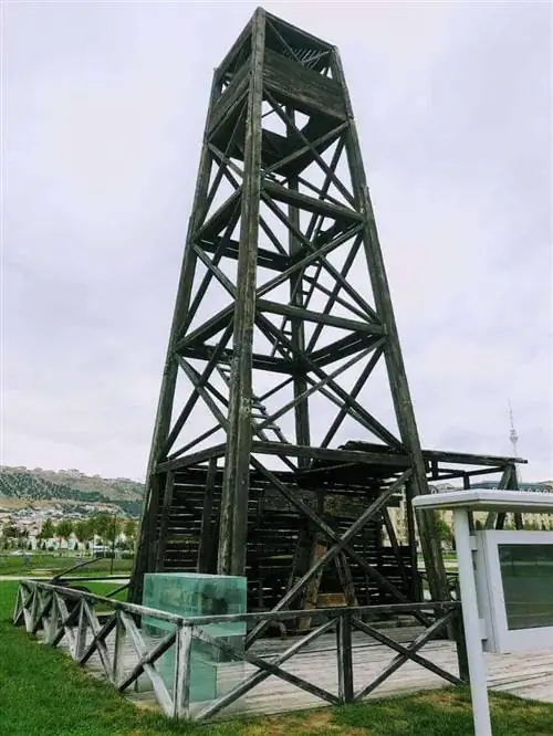 Первая в мире нефтяная скважина, пробуренная механическим способом (1847 г.) возле мечети Биби-Эйбат, всего в нескольких минутах от Баку.