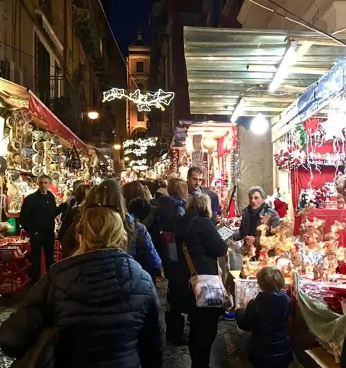 Виа Сан Грегорио Армено, Неаполь, Италия, ночью, где можно найти Презепе. Фотографии Сюзанны Болл.