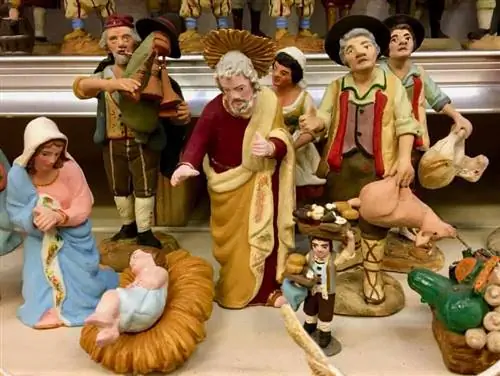 Сцена в яслях с местными жителями. Младенца Иисуса не увидят до праздника.