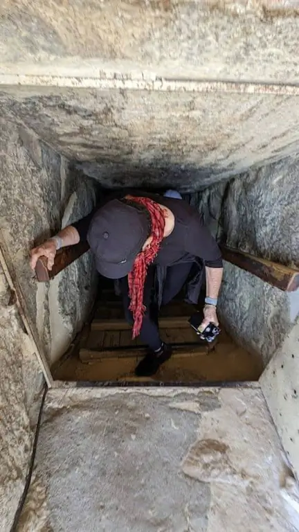 залезть в красную пирамиду