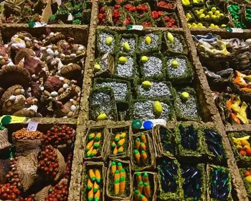 Корзины с едой - анчоусами и лимонами посередине, чтобы добавить в свой дом.